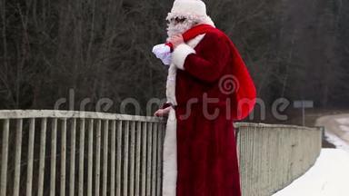 圣诞老人在桥上挥手